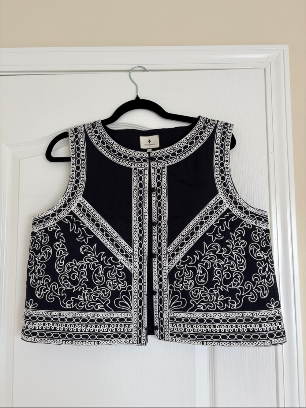 Tuckernuck Navy and White Embroidered Sleeveless Top - Picture 2 of 6